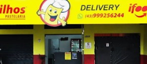 Balcão de retirada do delivery, fachada amarela com faixa do telefone