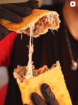 Pastel de carne com queijo aberto, com o queijo esticando
